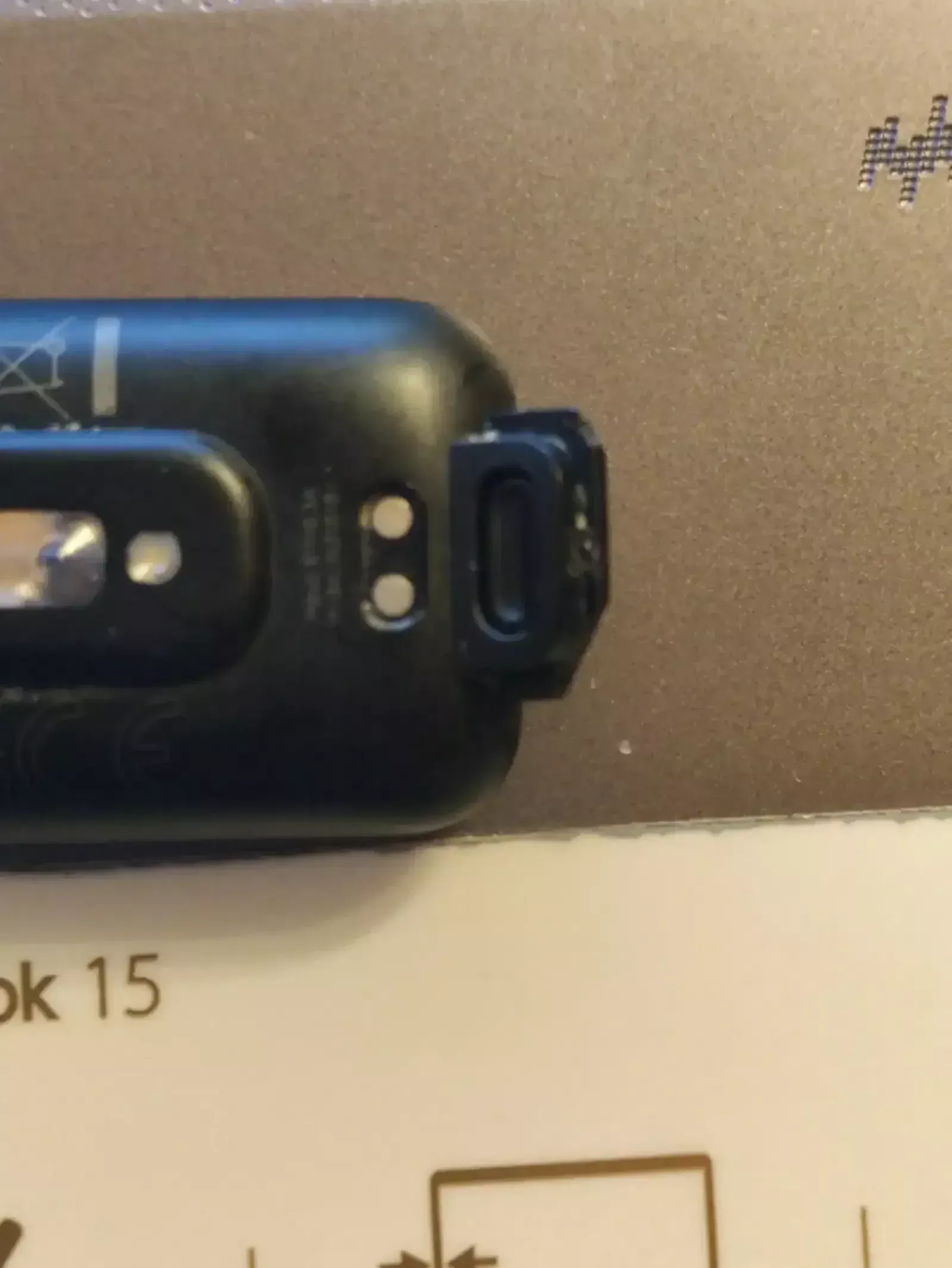 Slomljeni remen Xiaomi Redmi Band Pro uređaja koji se nakon popravke ponovo slomi