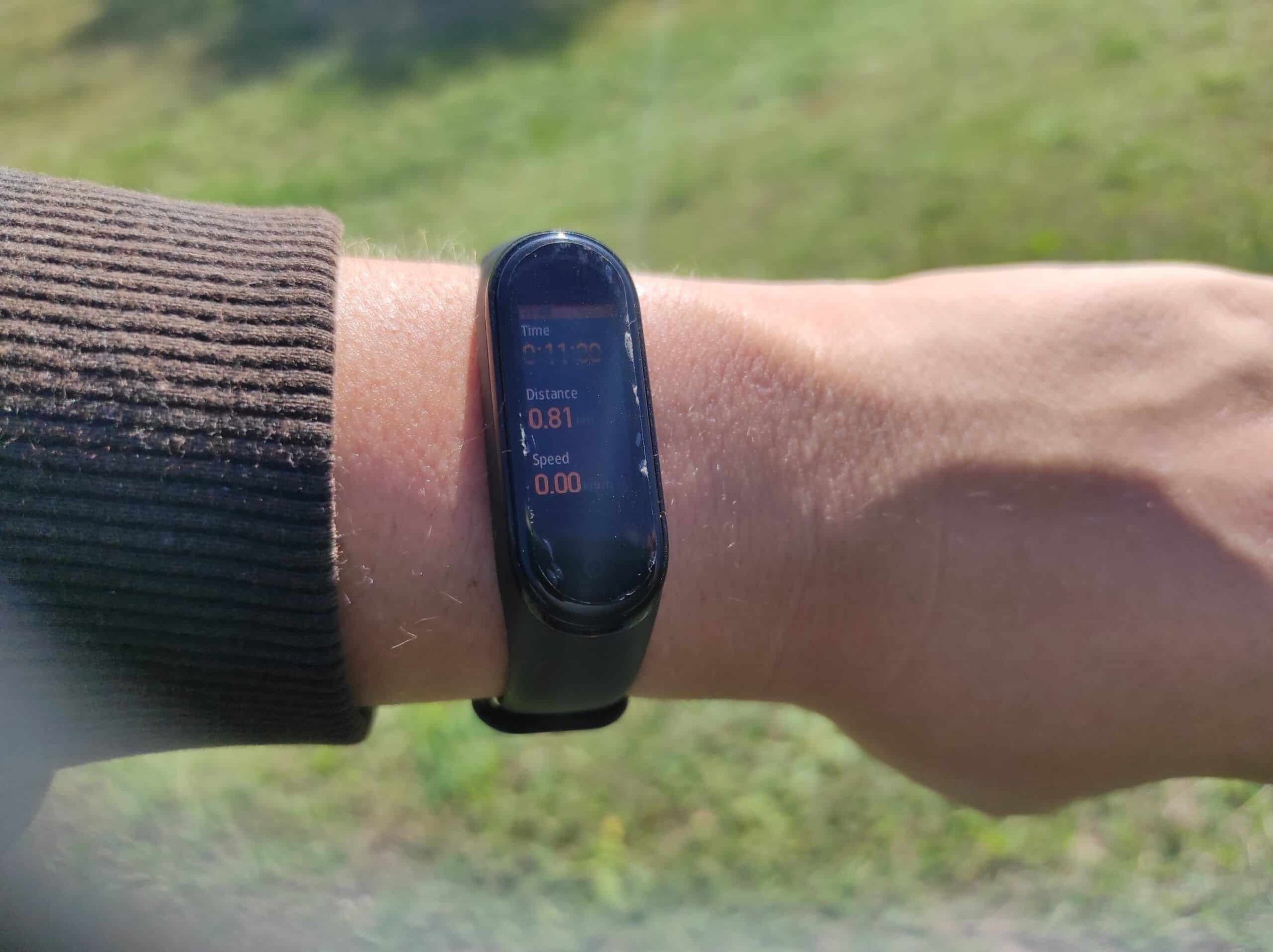 Fotografija Xiaomi Mi Band 4 narukvice snimljena prije nekoliko dana tokom lagane šetnje u naselju na podnevnom suncu
